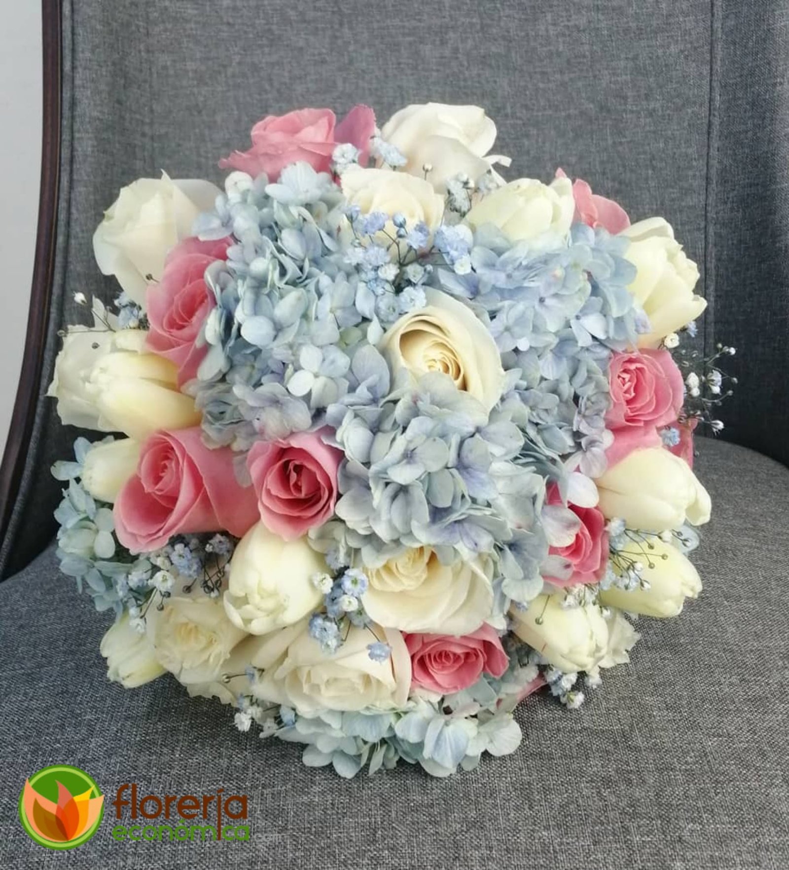 Ramo de novia con hortensias azules y rosas. Reserva tu ramo de novia.