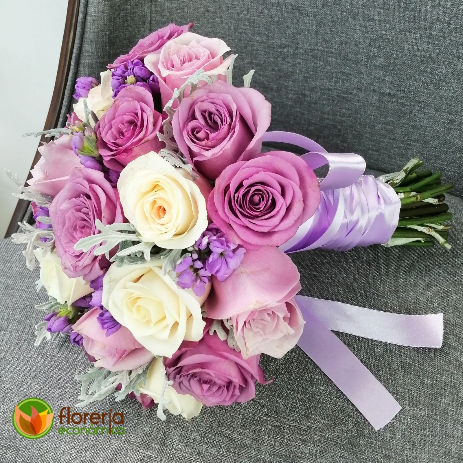 Ramo de novia con rosas lilas, rosas y ivory - Floreria Economica