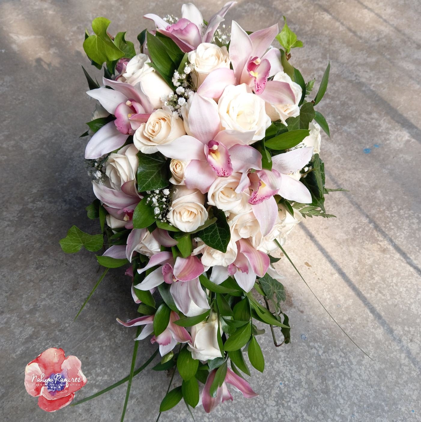 Ramos de novia natural en cascada con orquídeas Hacemos paquetes
