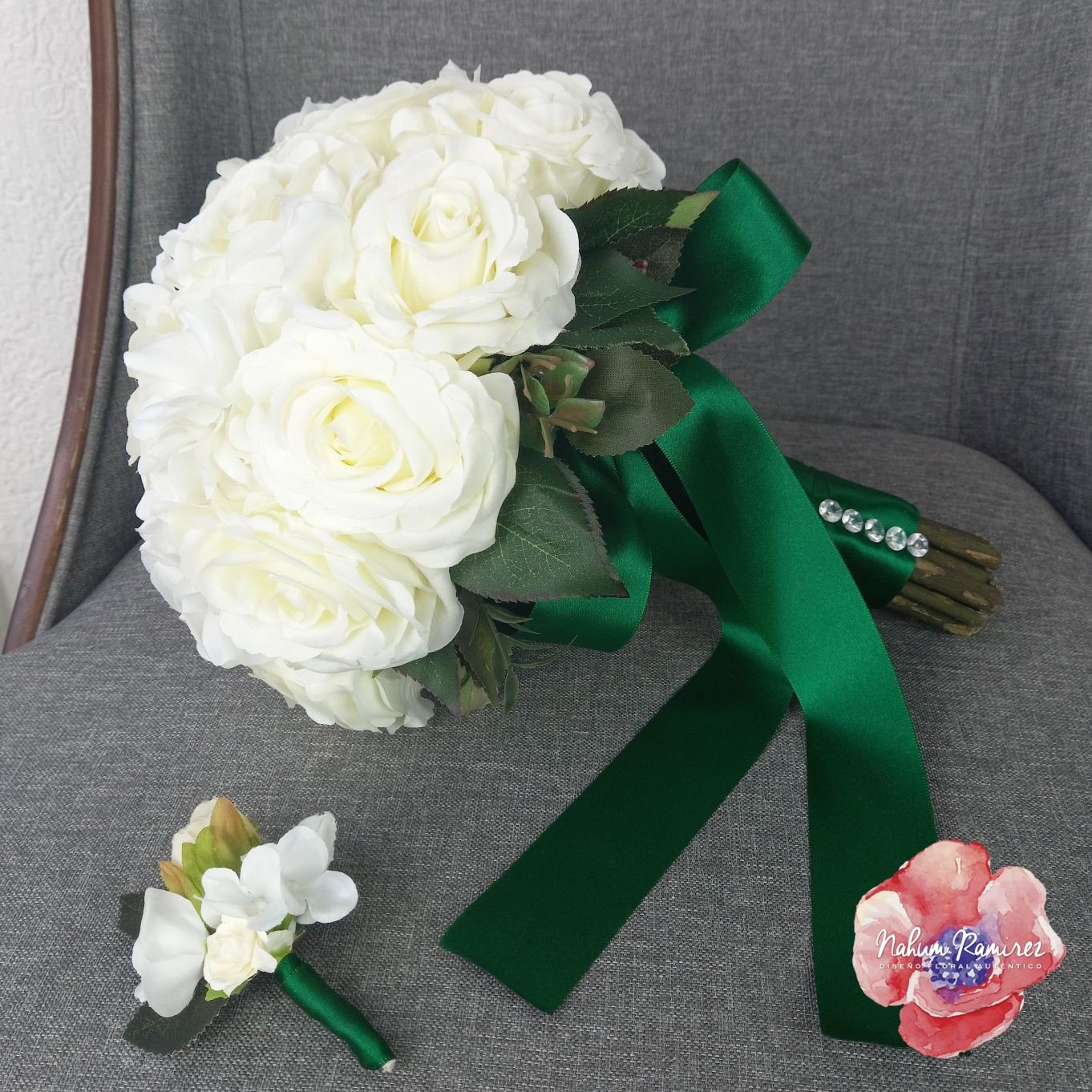 Ramo de novia artificial blanco con listón verde Envíos a toda la República