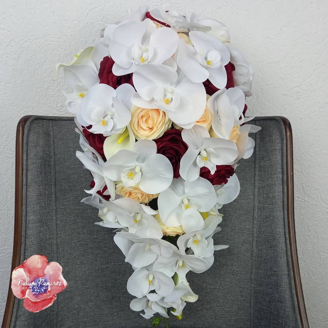 Ramo de novia artificial con rosas en dos tonos y orquídeas