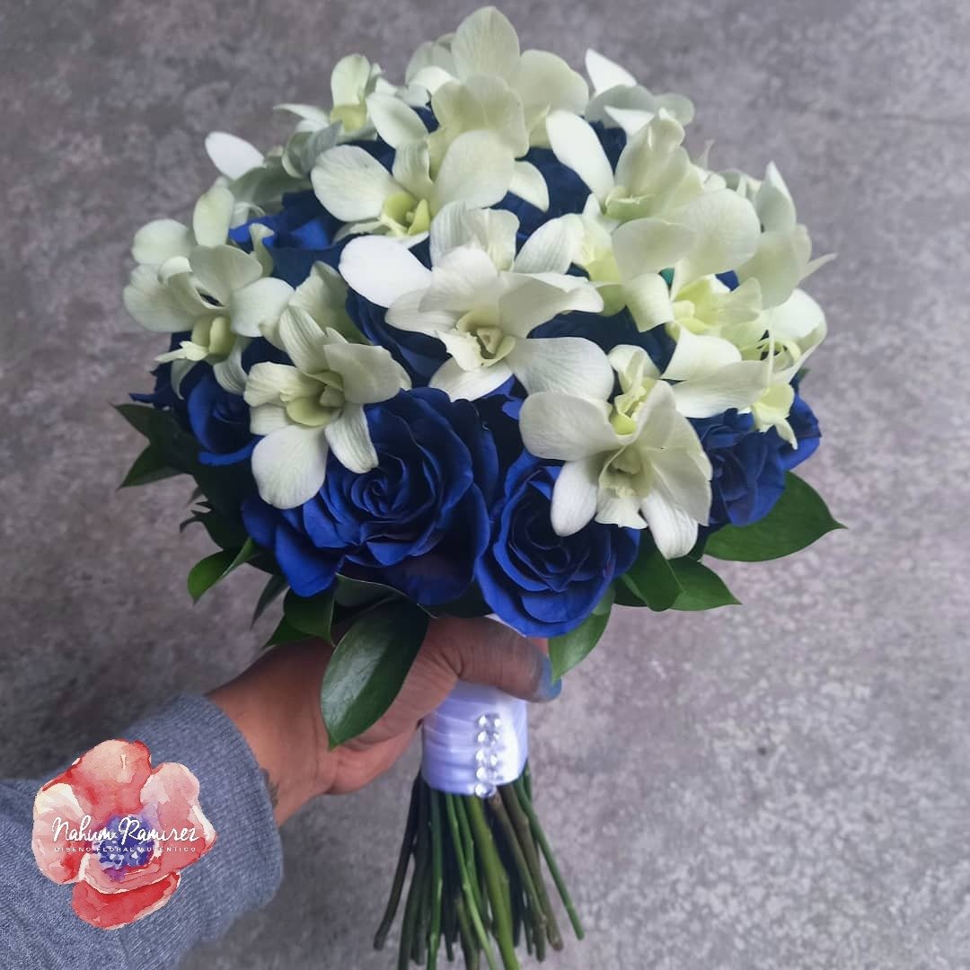 Ramo de novia natural con rosas azules y orquídeas